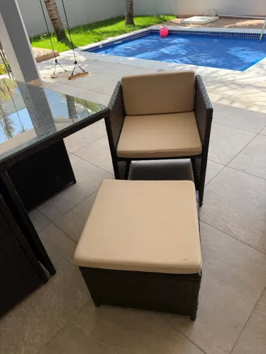 Mesa 4 cadeiras e 4 banquetas