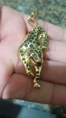 Pingente de onça dourada