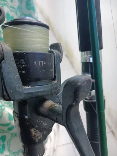  3 Vara de pesca com molinete 350 reais 
