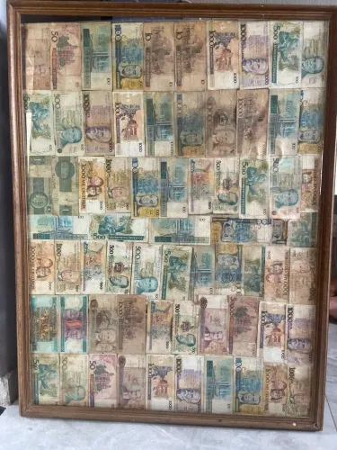 Quadro com notas antigas
