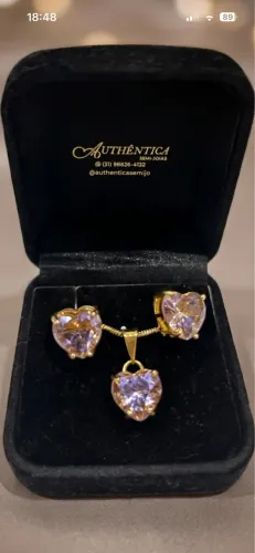 Conjunto de brincos e gargantilha de coração 