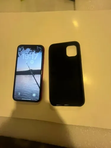 iPhone 11 Vermelho - Ótimo Estado e Pronto para Uso