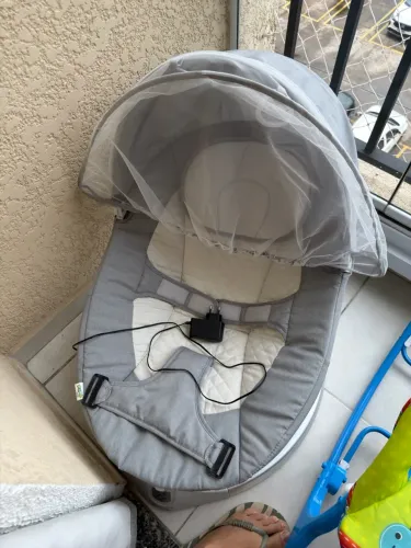 Cadeira de Descanso e Balanço para Bebê com Música e Mosquiteiro