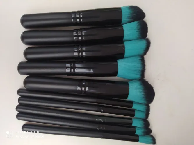 Vendo pincéis de maquiagem 