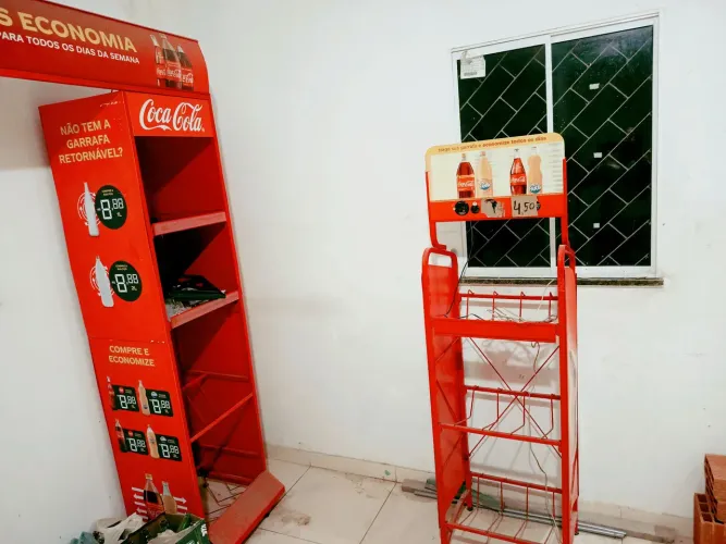 VENDO EXPOSITOR DE CAIXAS DE COCA COLA