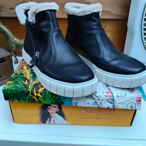 Tênis Mississipi Abotinado Com Pelos<br>R$129