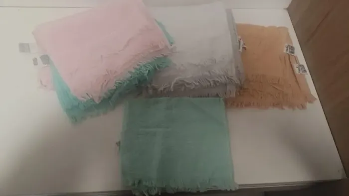 Lote de Toalhas para Bordado sendo 1 verde, 5 amarelo, 5 rosa, 5 azul, 5 brancas, 5 cinza,
