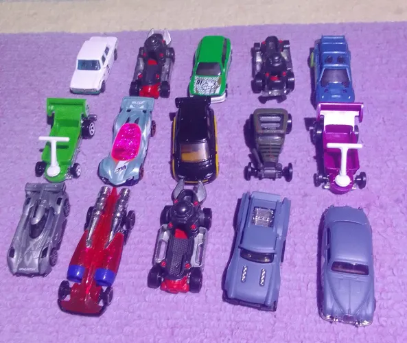 Miniaturas - 15 carrinhos hot wheels