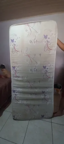 Colchão solteiro usado