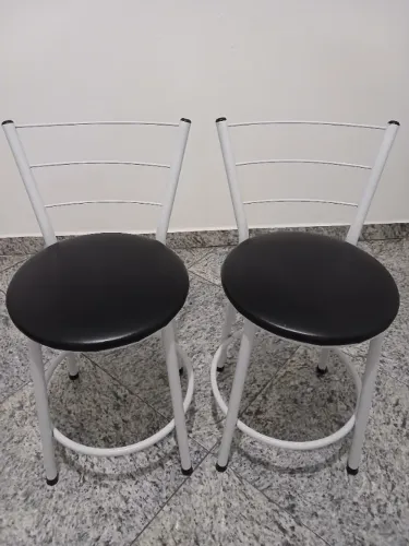 Kit 02 banquetas de cozinha semi novas, na cor branca e estofado preto