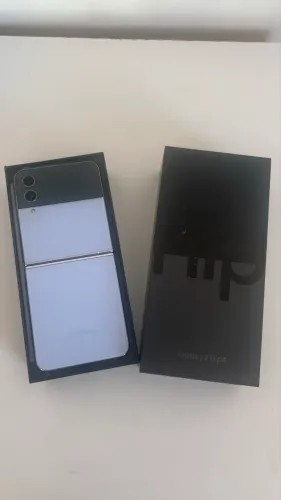 Samsung Galaxy Z Flip 4 