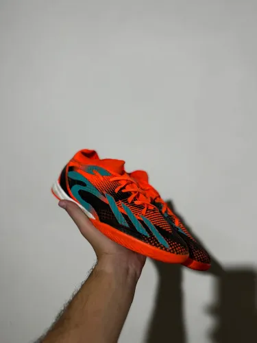 Chuteira Futsal Adidas X Speedportal Messi 22.3 na cor laranja.