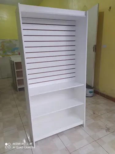 ESTANTE CANALETADA COM PRATELEIRA INFERIOR MDF