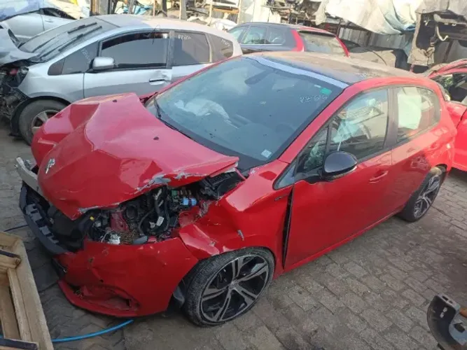Temos peças para essa sucata! Peugeot 208 GT 1.6 Ano 2017