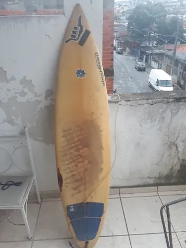 Prancha em bom estado com pequeno detalhe, que nao interfere em nada