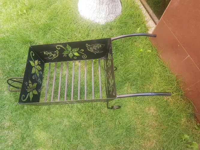 Carrinho de ferro para jardim