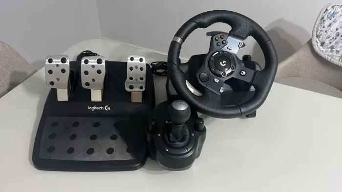 Volante Logitech G920 Driving Force com câmbio 6 marchas