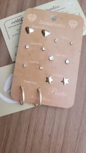 Cartela com 7 pares de brincos Semaninha em Prata 925