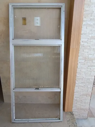 Janela vertical em alumínio 