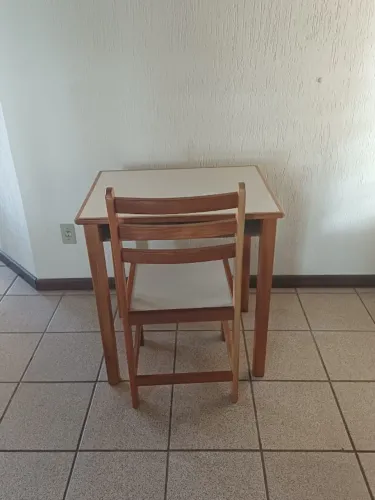 Conjunto Escrivaninha + Cadeira. Madeira Maciça Jacarandá. Em ótimo estado!