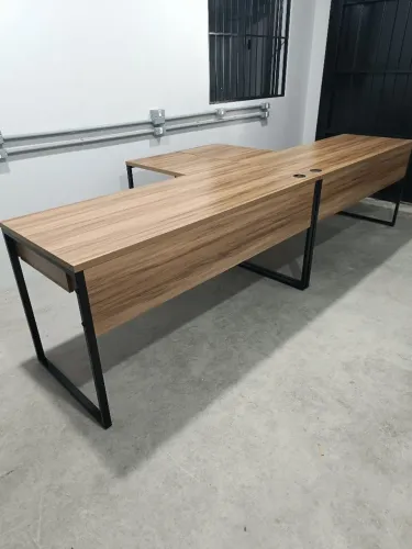 Escrivaninha T Industrial c/ 2 Gvts Nova 3.00m x 1.20m x 60cm Prof. x 75cm Alt - Entrego 