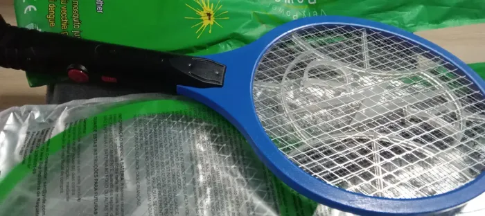Raquete elétrica, mata insetos (bivolt) ?