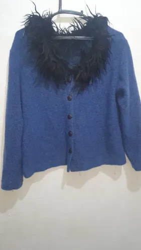Casaco de lã azul com gola de penas