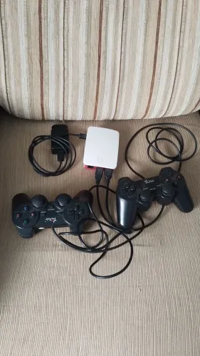 Emulador com 4 mil jogos antigos,vai do PlayStation 1 até o Atari, vai com dois controles 