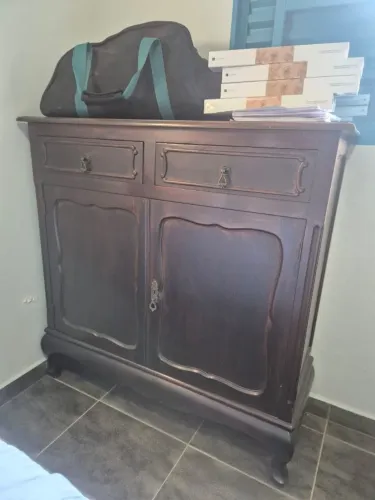 Aparador antigo talhado de madeira 