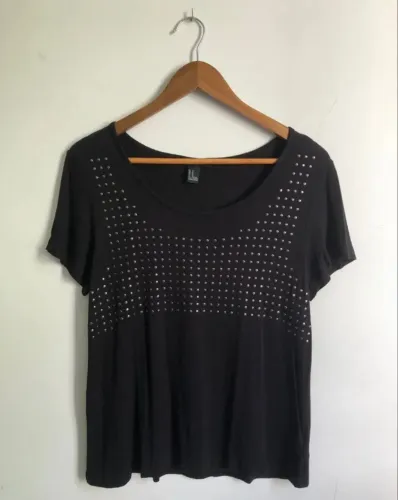 Blusa preta com detalhes