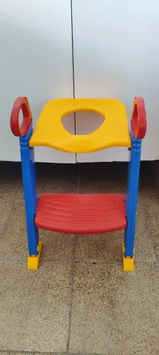 Assento redutor infantil colorido com escada 