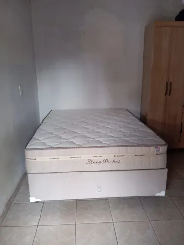 Cama casal confortável na cor bege