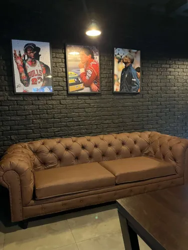 Sofá Chesterfield Marrom Clássico