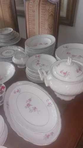 Aparelho de jantar 42 peças. Alto relevos nas porcelanas, fios dourados, floral.