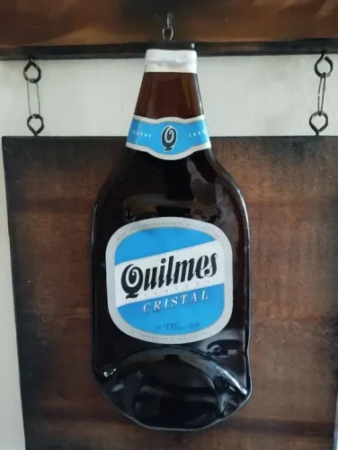 Decoração de parede em forma de garrafa de cerveja derretida em vidro original.Quilmes