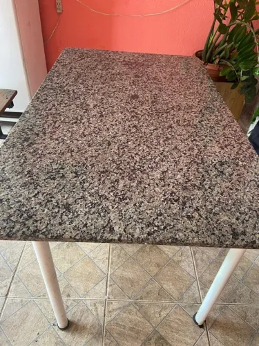 Mesa 1.50 X 0.90  Pedra de granito e pés de ferro. R$450