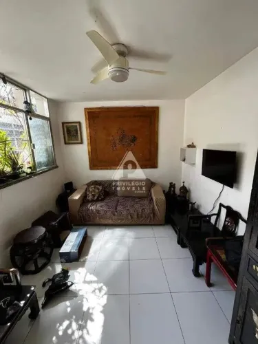 Apartamento Duplex de 3 Quartos no Leblon: Cozinha com Cooktop e Dependência Completa