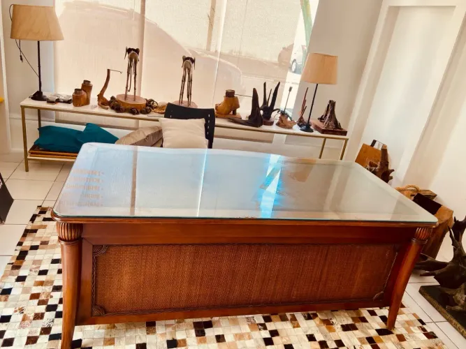 Mesa de Escritório em Madeira com Tampo de Vidro