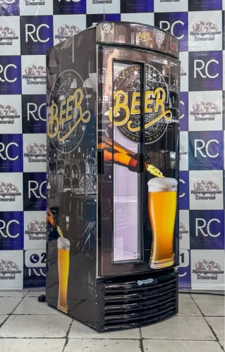 Cervejeira com detalhe de vidro, iluminação em LED e controlador digital.