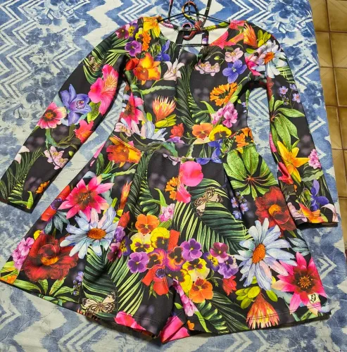 Vendo macaquinha floral com manga longa M
