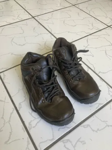 Botas de couro marrom