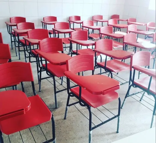 Cadeiras escolares com prancheta - Venda