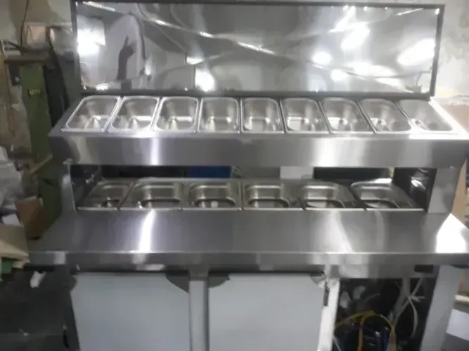 Condimentadora com tampo liso e pista refrigerada elevada em aço inox,