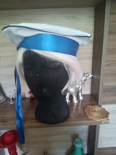 Boné tipo marinheiro branco com faixa azul