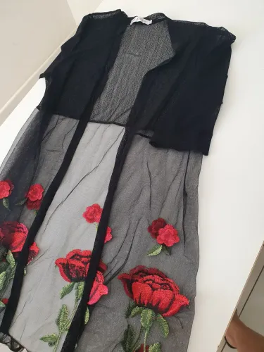 Saída de praia preto transparente,  com estampas de rosas vermelhas - super elegante.