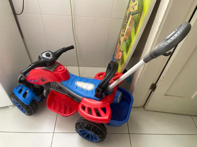 Quadriciclo Infantil +pedal + empurrador + bandeja traseira - homem aranha - Maral