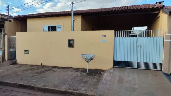 Casa Buriti, são 2 casas no mesmo quintal, sendo 3 quartos com varanda e edicula 