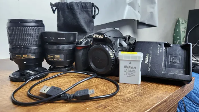 KIT COMPLETO - Câmera Nikon D3100 com lentes 18-140mm, lente 35mm e acessórios inclusos.