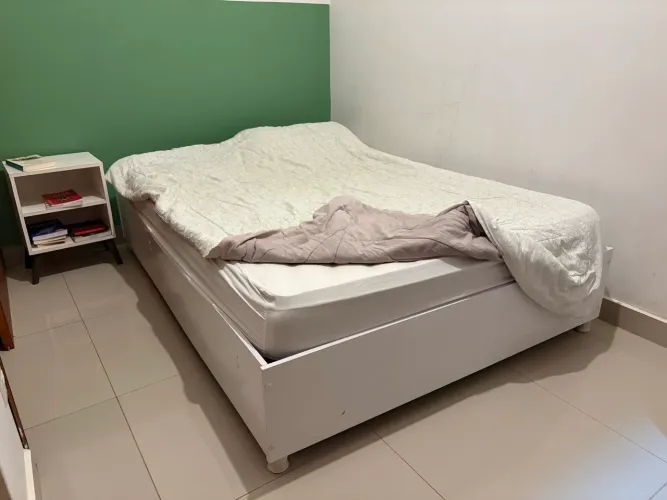 Cama, colchão e mesa de cabeceira 