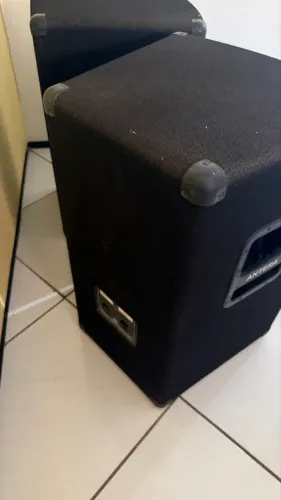 2 Caixas de Som ANTERA - Uma Ativa e outra Passiva - Acompanha o par de tripés altos